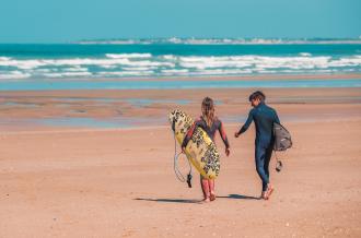 Haga surf en una de las numerosas playas de la isla de Oléron.