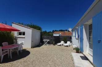 Cour fermée et arborée avec abri de jardin
