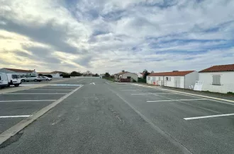 Parking derrière le marché_La Brée-les-Bains