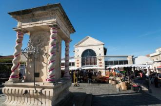 Le marché couverf et la fontaine