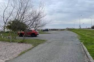 Parking au pied du pont d'Oléron_Le Château-d'Oléron