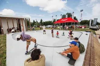 Cours de skate dans le bowl du Shapers Club House
