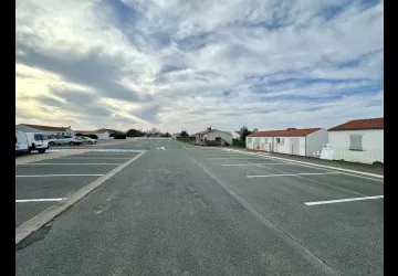 Parking derrière le marché_La Brée-les-Bains