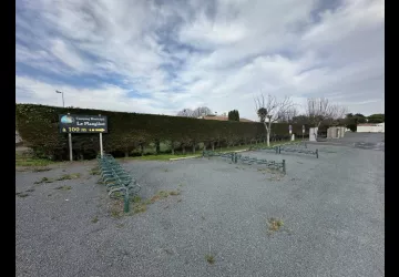 Parking en face du marché_La Brée-les-Bains