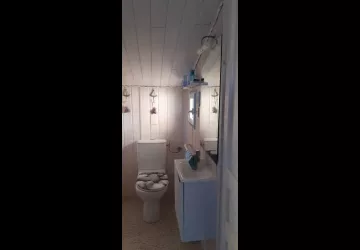 Maison roses trèmières