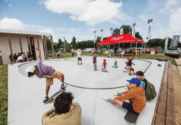 Cours de skate dans le bowl du Shapers Club House